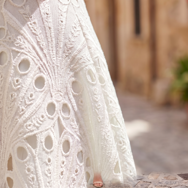 Charlisse – Encaje sofisticado en vestido midi de cuello alto