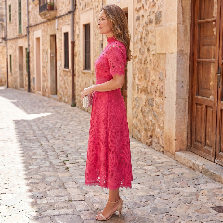 Charlisse – Encaje sofisticado en vestido midi de cuello alto