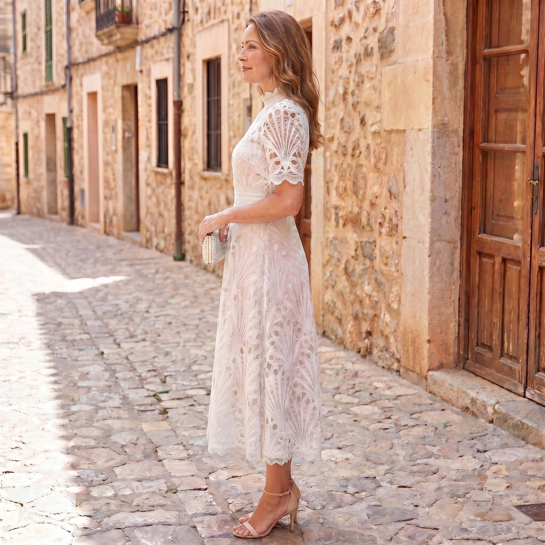 Charlisse – Encaje sofisticado en vestido midi de cuello alto